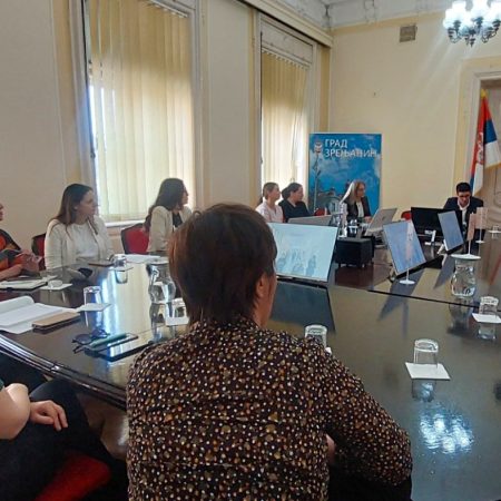 Буди рука која воли и реч која соколи